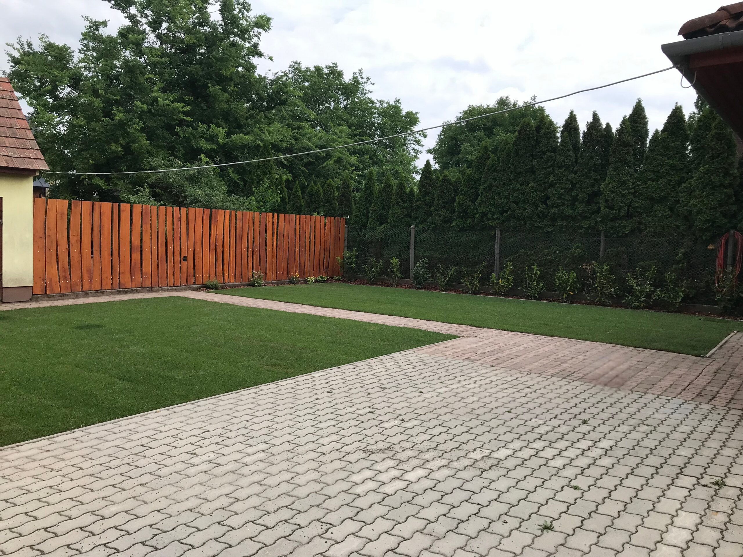 Letisztult kert városi nyugalommal